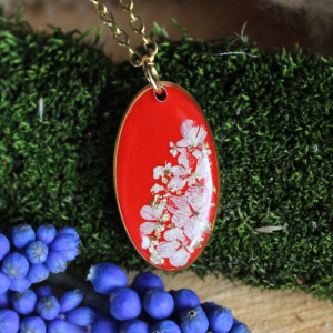 Złota jajowata zawieszka złoty wisiorek kwiat naszyjnik żywica z żywicy kwiaty z kwiatami kwiaty czerwona koralowa