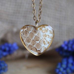 Złota zawieszka złoty wisiorek naszyjnik żywica z żywicy naturalne wylinka węża wąż motyw zwierzęcy serce serduszko