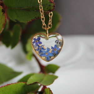 złota zawieszka złoty wisiorek naszyjnik żywica z żywicy kwiaty z kwiatami serce serduszko niezapominajki niezapominajka z niezapominajką