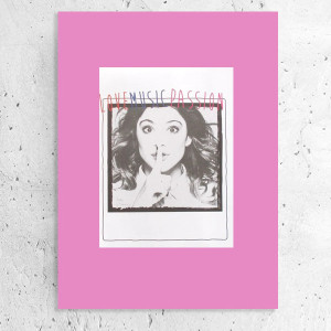 dziewczyna plakat A4, szaro różowy plakat 21x30, Violetta plakat na ścianę, plakat z dziewczyną, plakat z Violettą, nowoczesne plakaty, fajne plakaty do domu, plakat z serialu Violetta poster