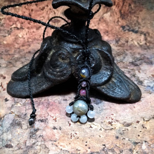 KRÓLICZA ŁAPKA vege amulet na szczęście naszyjnik męski talizman ~ mikro makrama Labradoryt Ametyst Turmalin