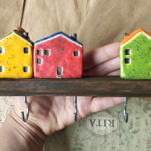 Wieszak z domkami