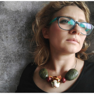 Naszyjnik z brązowym kotem