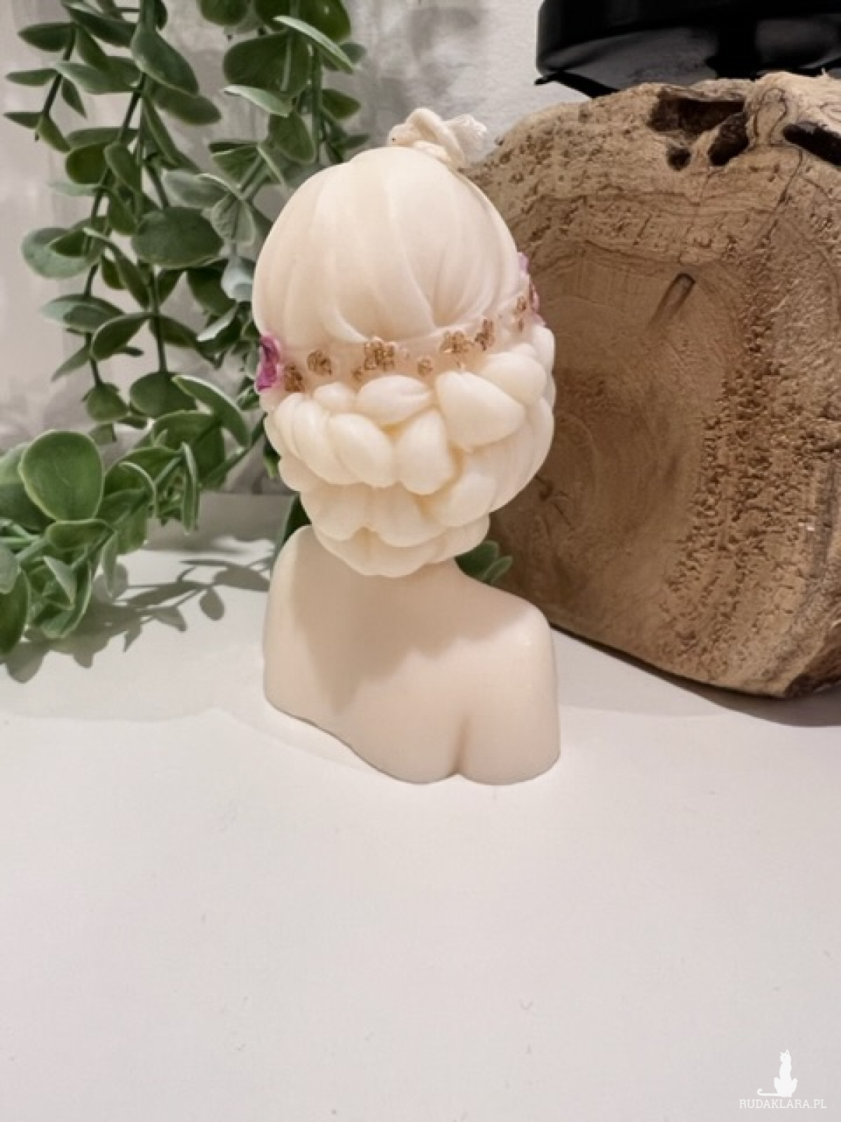 Świeca sojowa kobieta kwiaty we włosach