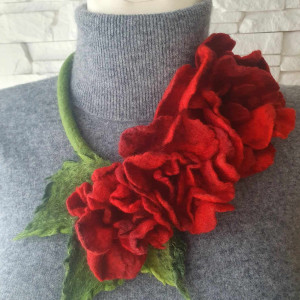 Naszyjnik w odcieniach czerwieni