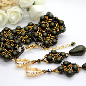 Komplet biżuterii z zielonych perełek