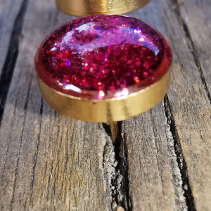 Różowe kolczyki żywica brokat wkrętki złote