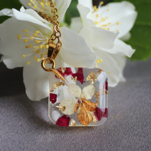 Złota zawieszka złoty wisiorek kwiat naszyjnik żywica z żywicy hortensja hortensją płatki róż róża