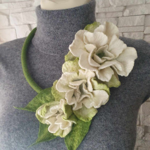 Naszyjnik w odcieniach ecru i zieleni