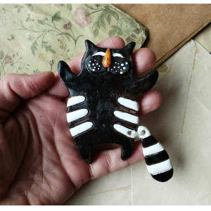 Czarny kotek w paski