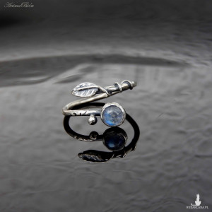 Pierścionek srebrny z kamieniem księżycowym listek