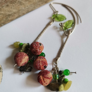 Kolczyki-wiewiórka przyczajona na korze patrzy ile kornik