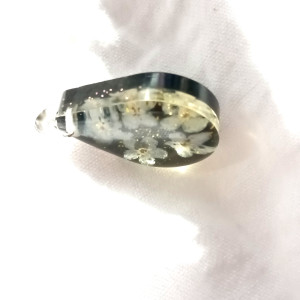 Wisiorek niezapominajki w żywicy