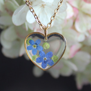 Złota zawieszka złoty wisiorek kwiat naszyjnik żywica z żywicy kwiaty serce serduszko niezapominajki niezapominajkami prawdziwe suszone kwiaty niezapominajka