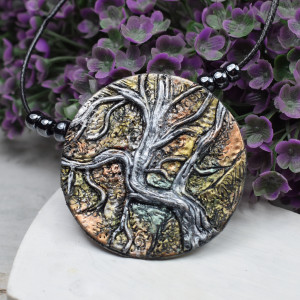 Jesienny wisior z motywem drzewa