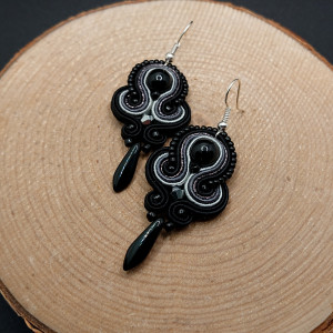 CZARNO-SZARE WISZĄCE KOLCZYKI SUTASZ