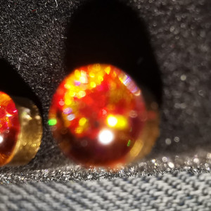 Drobne kolczyki malutkie kolczyki wkrętki z żywicy pomarańczowe kolczyki