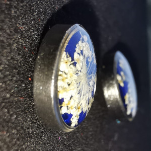 Granatowe kolczyki z kwiatami sztyfty z kwiatkami