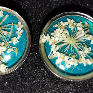 BUTELKOWE KOLCZYKI ZIELONE KOLCZYKI SZTYFTY Z KWIATEM ŻYWICA Z KWIATAMI