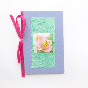 fioletowa kartka na różne okazje, uniwersalna kartka  z kwiatkiem, ładne kartki bez życzeń, pastelowe kartki