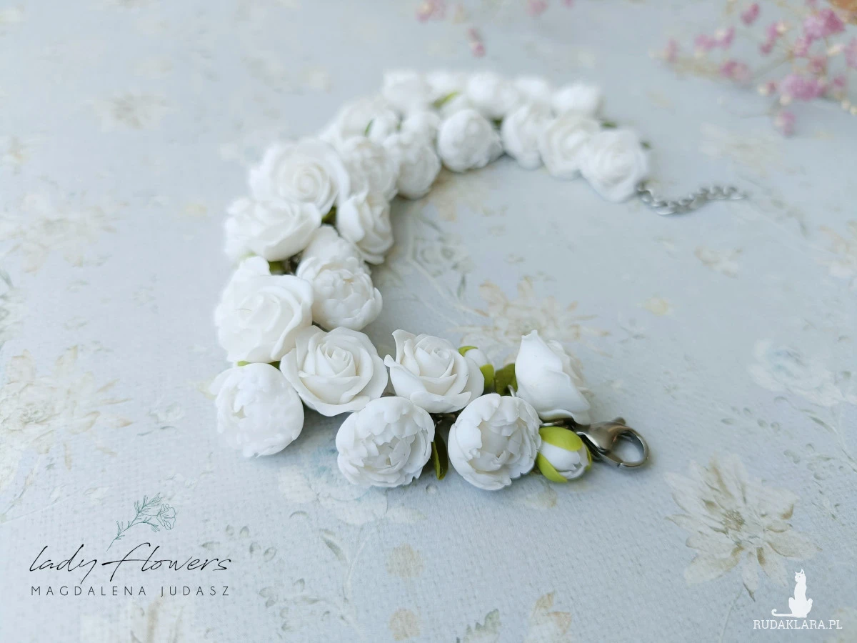 Bransoletka z białymi kwiatami