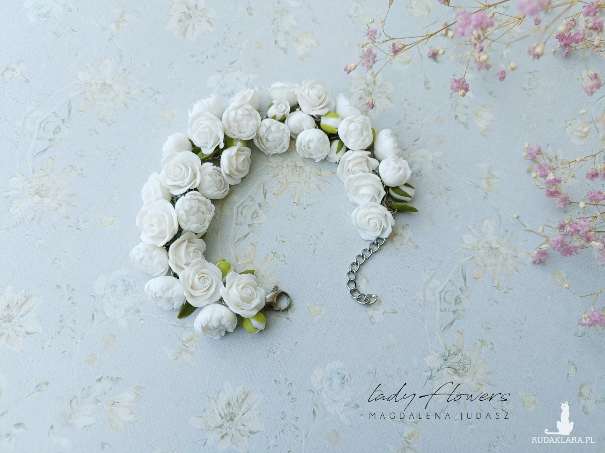 Bransoletka z białymi kwiatami