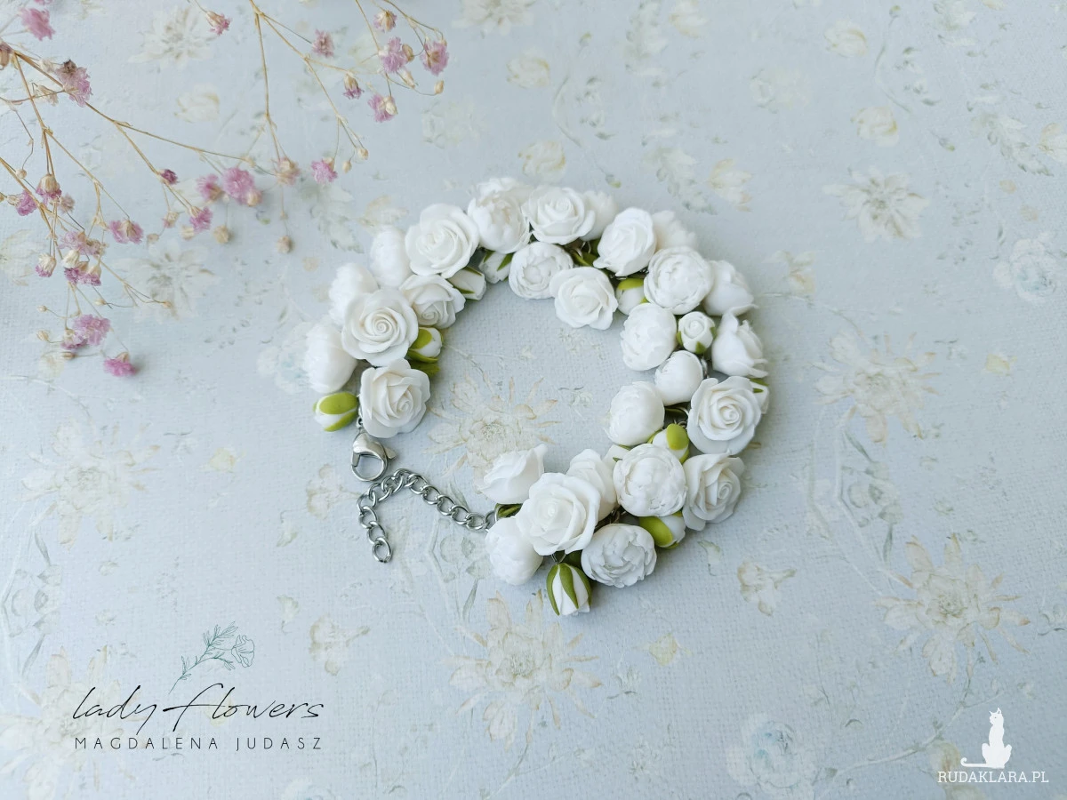 Bransoletka z białymi kwiatami