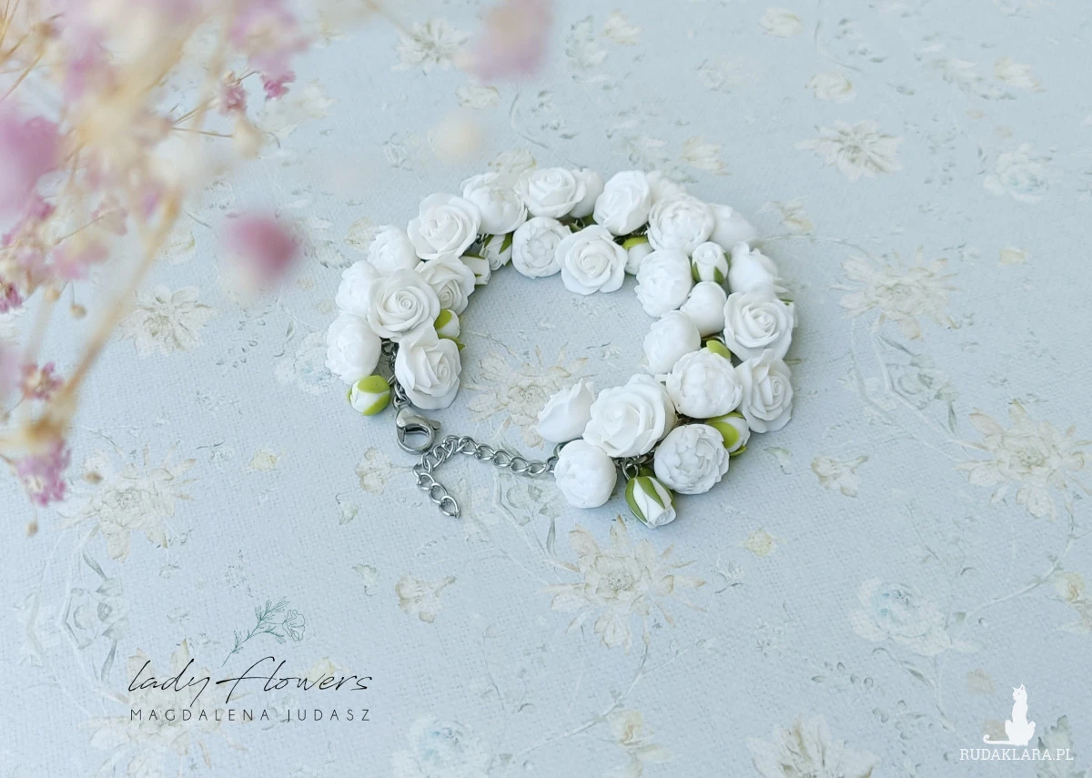 Bransoletka z białymi kwiatami