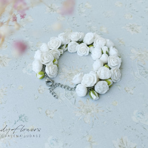 Bransoletka z białymi kwiatami