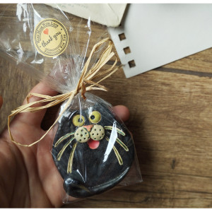 Czarny kotek broszka