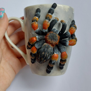 Kubek z pająkiem ptasznik czerwonokolanowy