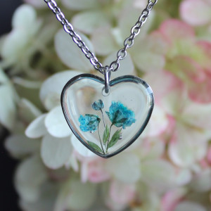 Srebrna zawieszka srebrny wisiorek kwiat naszyjnik żywica z żywicy kwiaty serce serduszko gipsówka niebieska