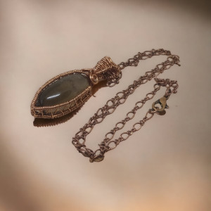 Wisiorek z kwarcu dymnego z miedzi z łańcuszkiem