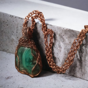 Niespotykany wisiorek z malachitu i miedzi z łańcuszkiem