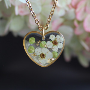 Złota zawieszka złoty wisiorek kwiat naszyjnik żywica z żywicy kwiaty serce serduszko tawuła tawułą