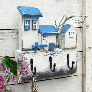 Drewniany wieszak - Chatki z niebieskimi dachami