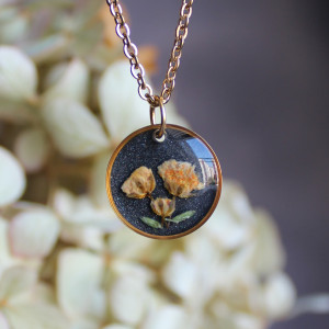 Gwiaździsta Noc Złota zawieszka złoty wisiorek kwiat naszyjnik żywica z żywicy kwiaty żółte czarna grafitowa brokatowa medalion