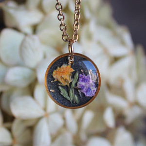 Jagodowa Łąka Złota zawieszka złoty wisiorek kwiat naszyjnik żywica z żywicy kwiaty żółte czarna grafitowa brokatowa medalion