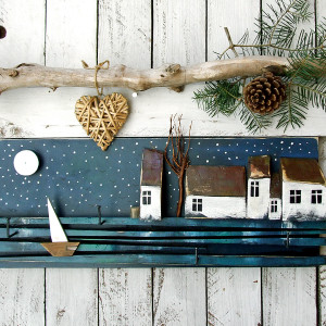 Drewniany wieszaczek z domkami i żaglówką - Nadmorska Osada