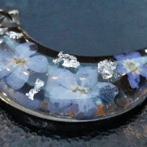 Srebrna zawieszka księżyc srebrny wisiorek niezapominajka kwiat naszyjnik żywica z żywicy kwiaty serce niezapominajki księżyc kropelka niezapominajkami