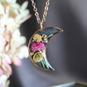 Bukiet kwiatowy złota zawieszka złoty wisiorek naszyjnik żywica z żywicy kwiaty z kwiatami księżyc kwiaty żywica biżuteria czarna brokatowa