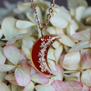 złota zawieszka złoty wisiorek naszyjnik żywica z żywicy kwiaty z kwiatami księżyc kwiaty żywica biżuteria bordowy czerwony dzika marchew