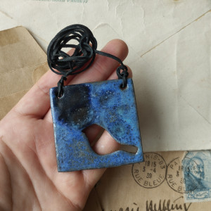 Wisior z ażurowym ptaszkiem