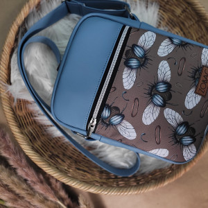 Torebka listonoszka typu box niebieska muchy