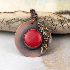 Miedziany naszyjnik z koralem w kwiatach c774