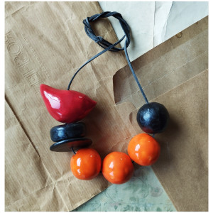 Korale z czerwonym ptaszkiem