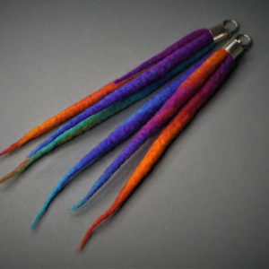 Tęczowo - kolczyki dready.