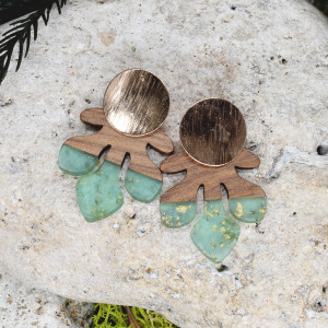 Drewniane wiszące kolczyki z żywicą #103