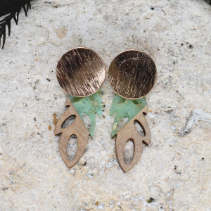 Drewniane wiszące kolczyki z żywicą #104