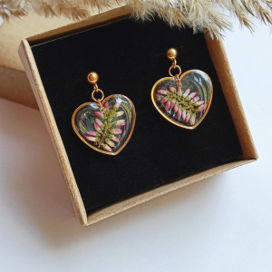 Kolczyki serca z żywicy z zatopionymi kwiatami wrzosa